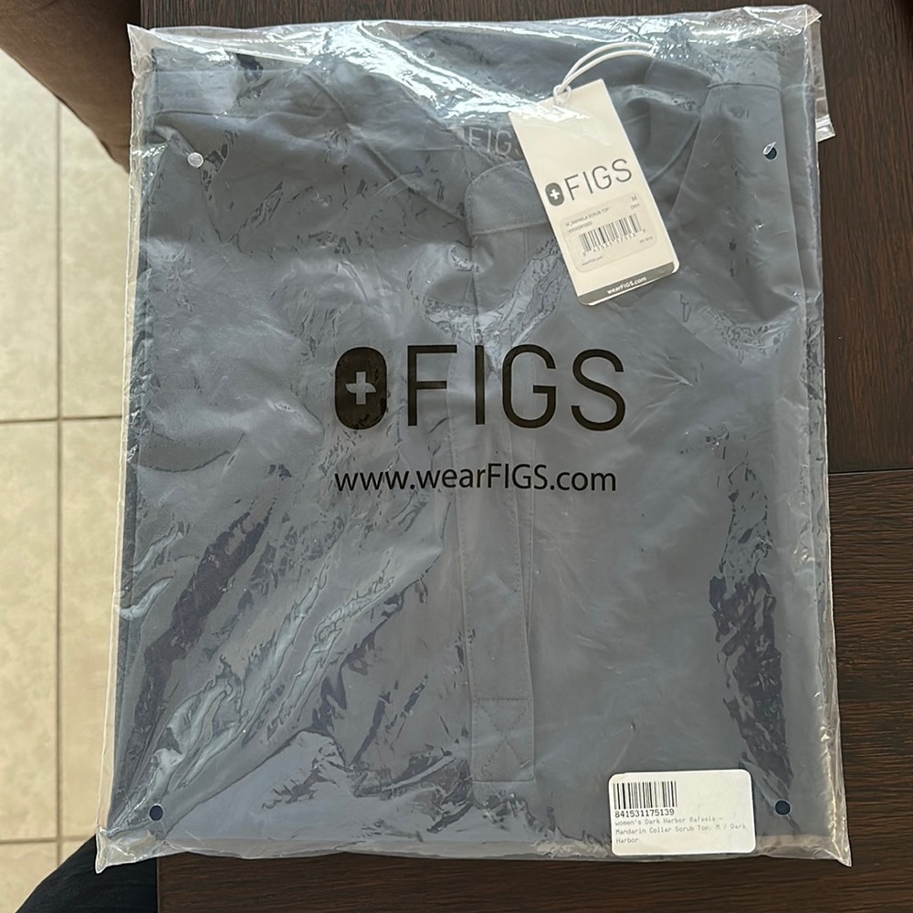 Women’s Figs Rafaela oversized scrub top size M color dark harbor